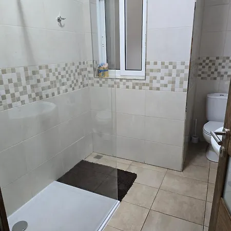 Cozy 2 Bedroom Steps To Seafront شقة