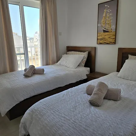 Cozy 2 Bedroom Steps To Seafront شقة *