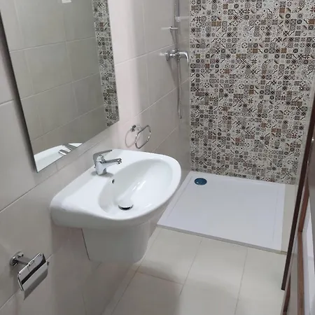 Cozy 2 Bedroom Steps To Seafront 아파트